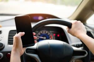 korzystasz-z-telefonu-podczas-jazdy-samochodem-strzez-sie-sztucznej-inteligencji